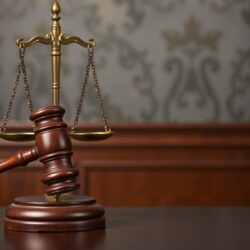 Когда адвокат вправе отказаться от защиты клиента: причины, порядок и практические рекомендации